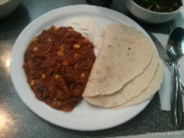 Chili-Con-Carne (R) mit Sour Cream, drei Tortillas (2) und Salat