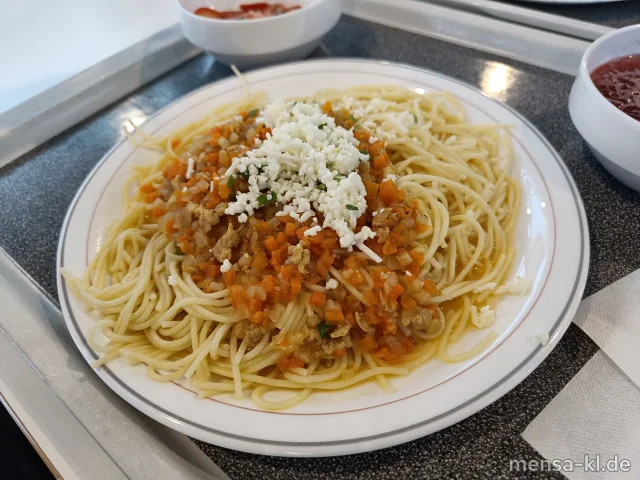 Helle Soja-Bolognese (3,Sl,So,V) auf Spaghettini (Gl,V) mit Ziegenkäseschnee (La,V) oder Grana Padano (2,Ei,La,V), dazu Tomatensalat (1,5,Sw,V)