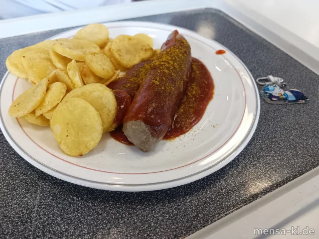 Kalbs-Currywurst (8,K) - auf Wunsch mild, scharf oder extra-scharf - (1,3,5,La,Sw,Sl,Sf), Pommes-Chips und einen Beilagensalat nach Wahl