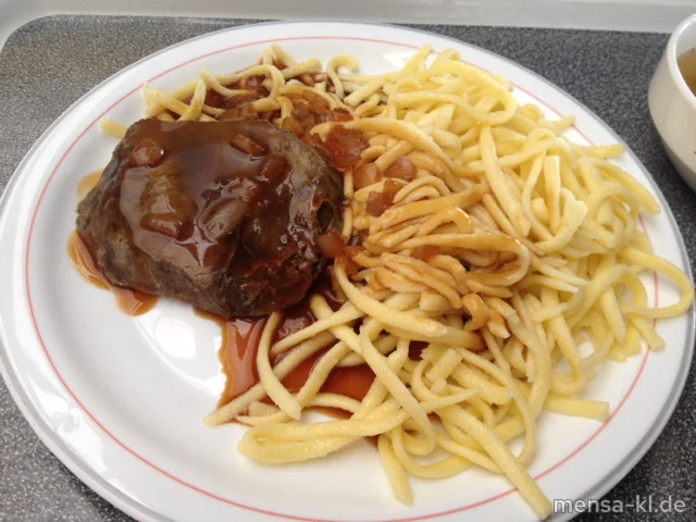 Rinderbraten (3,4,R,Lfrei) mit Burgundersoße (Lfrei,A), Spätzle (Lfrei) und Salat (Lfrei)