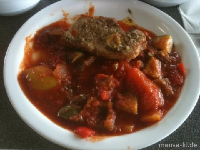 Schweinerückensteak mit frischem Thymian-Ratatouille und einem Ciabatta-Brötchen