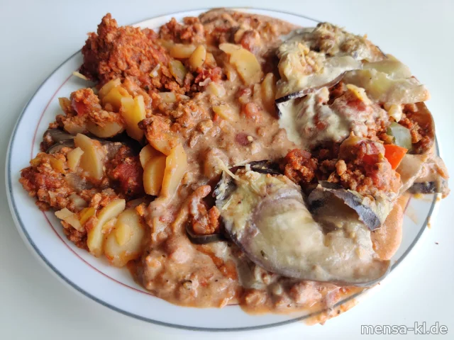 Moussaka mit Kartoffeln, Auberginen und Paprika (1,So), dazu einen Beilagensalat nach Wahl