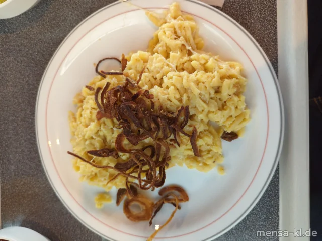 Allgäuer Käsespätzle (Gl,Ei,La) mit Röstzwiebeln (Gl), dazu bayrischer Krautsalat (1,5,Sw)