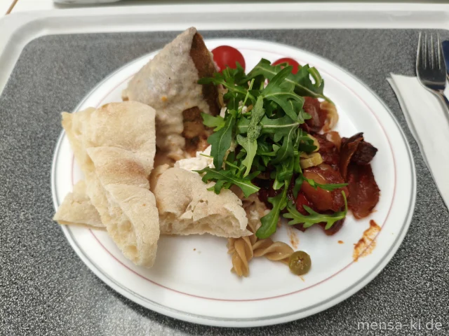 Verschiedene gefüllte Arancini, Vollkorn Fusilli (Gl), Strozzapreti (Gl), frisches Ratatouille-Gemüse, Alfredo Soße mit Hartkäse (Ei,La), Tomatensugo (Gl), Pesto Rosso, Pesto Genovese, Basilikumpesto traditionell ligurisch (5,Sw), Tomatensalat uvm. (1,3,5,Sw)