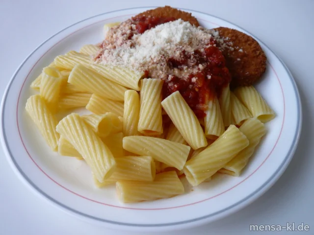 Schnitzel "Valess" Toscana (1,Gl,Ei,La,Sl,V) mit Tomatensugo (V), Rigatoni (1,Gl,V), Grana Padano (2,Ei,La,V) und Salat (V)