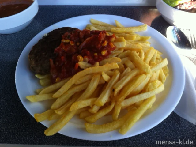 Hacksteak mit Frischkäse und Kräutern gefüllt (1,2,3,R,S), Pusztasoße (9), Pommes frites und Salat