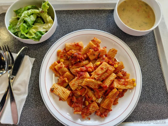 Italienische Nudelpfanne mit Lauch, Paprika, Mais und Zwiebeln (Gl), Gemüse-Tomatensugo und Salat
