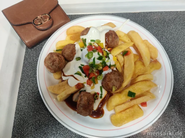 Große Portion Steakhouse-Fries mit Geflügelhackbällchen (3,Gl,Ei,La,G), Barbecuesoße (1,Sl,Sf), Frühlinsgzwiebeln, bunter Paprika und vegane Limettenmayonnaise (Gl,Nu,Sf), dazu Salat