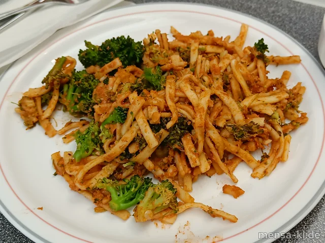 Linguine mit Pesto Genovese und Broccoli (1,Gl,Nu,So), dazu einen Beilagensalat nach Wahl