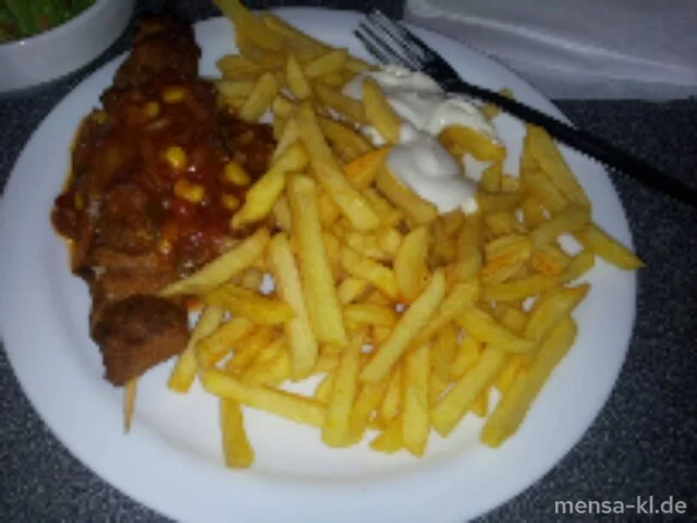 Marinierter Schweinefleischspieß (4,S,Lfrei) mit Pusztasoße (9,Lfrei), Pommes frites (Lfrei) und Salat (Lfrei)