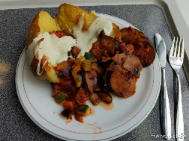 Ofenkartoffel mit Ratatouille und Limetten-Dip (Gl,Nu,Sf), dazu einen Beilagensalat nach Wahl