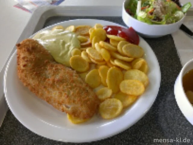 Paniertes Seelachsfilet (F) mit Curry-Dip, Pommes-Chips und Salat