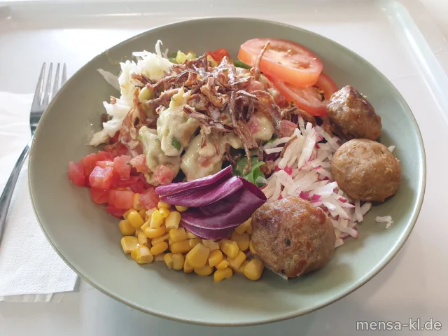 Bowl mit Blattsalat, Tomaten, Röstzwiebeln, (Gl), Karottensalat (Gl,Nu,Sf), Gurkensalat (1,5,Sw,Sf), Krautsalat (3,5,Nu,Sw), Maultaschensalat (5,Gl,Nu,Sw,Sf) und Partyfrikadellen (Gl,Ei,R,S), dazu ein Kräuterdressing (5,Gl,Nu,Sw,Sf)