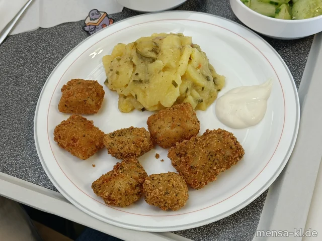 Fisch-Nuggets im Backteig (Fi,Gl) mit Limetten-Dip (1,9,Gl,Nu,Sf), hausgemachtem Kartoffelsalat (5,9,Gl,Sw) und Salat
