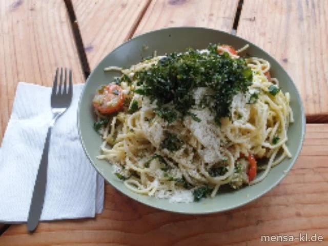 Spaghetti (Gl) mit karamellisierten Cherrytomaten und Zucchini, dazu frittierter Rucola und veganer Käse oder frittierter Rucola und italienischer Hartkäse (La)