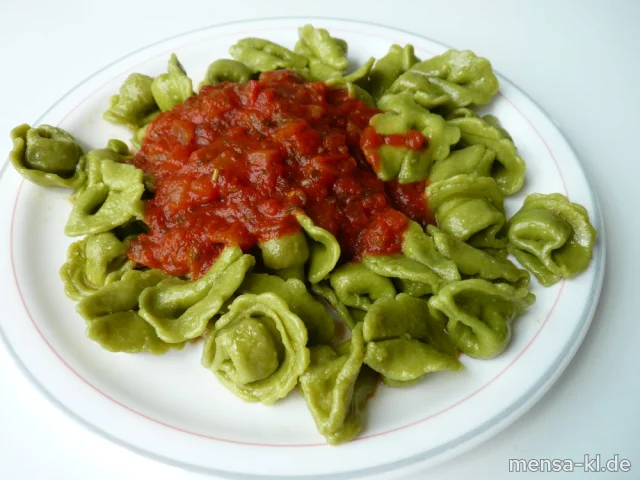 Grüne Tortellini (1,Gl,Sl,V,V+) mit Tomaten-Basilikumsoße (V,V+) und Salat (V,V+)