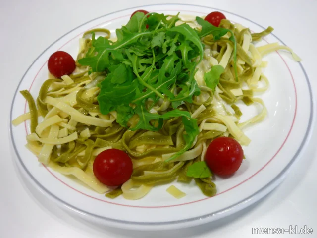Gelbe und grüne Tagliatelle (1,Gl,Ei,V) mit Käse-Sahnesoße (2,Gl,Ei,La,V), Rucolastreifen und Kirschtomaten (V) dazu Salat (V)