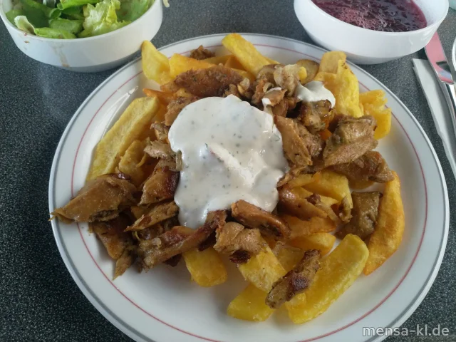 Große Portion Steakhouse-Fries, dazu planted.chicken Gyros mit Zitronen-Kräuter-Dip (Gl,Nu,Sf) und Salat