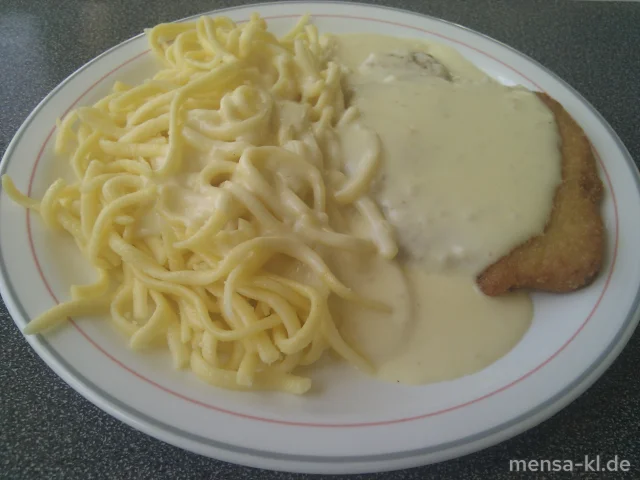 Paniertes Schnitzel (S) mit Käsesoße (1/2), Spätzle und Salat
