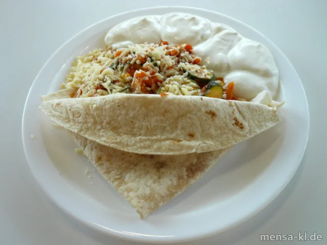 "Burrito": Tortilla mit feuriger Gemüsefüllung (2,Gl,Sl,So,V), geriebenem Käse (La,V), Sour Cream (9,Gl,Ei,La,So,V) und Salat (V)