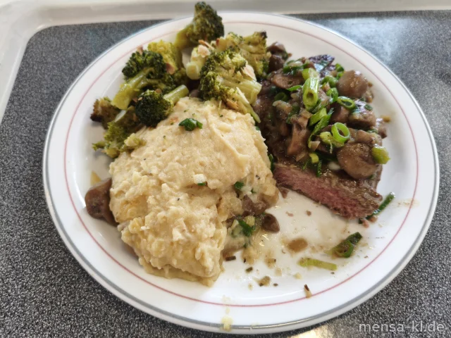 Rumpsteak (R) mit gebratenen Champignons, Skyr-Kichererbsenpüree (1,La,Sf) und Mandel-Broccoli (Nu,La)