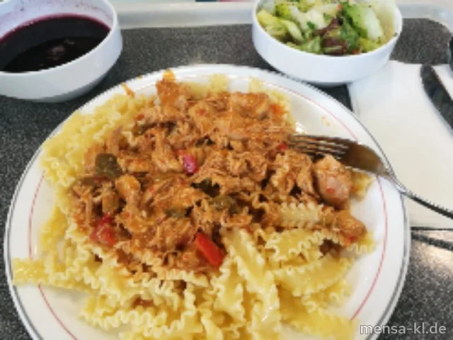Hähnchengulasch in Paprikarahmsoße (Gl,La,G) mit Eiernudeln (1,Gl,Ei) und Salat