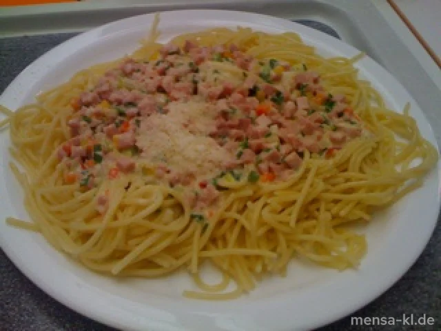 Spaghetti "Carbonara" mit Schinken-Sahnesoße (S/2/3/4), Grana Padano (2) und Salat