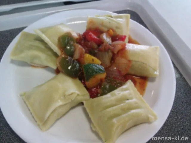 Schwäbische Maultaschen (V) mit Pepperonata-Gemüsesoße (V) und Salat (V)