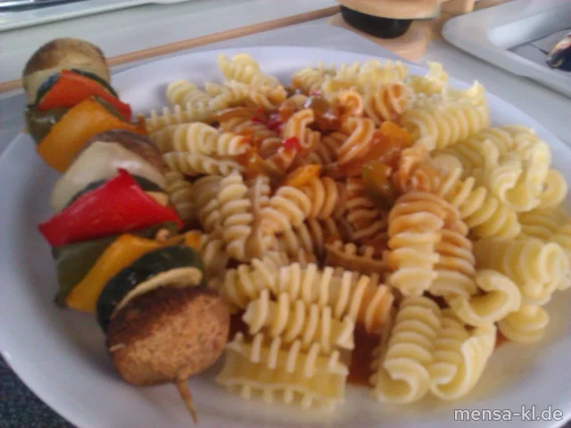 Gemüsespieß (V) mit Paprika-Rahmsoße (V), Eiernudeln (V) und Salat (V)