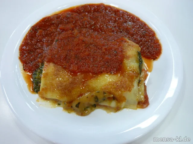 Lasagne mit Gemüsefüllung (Gl,Ei,La,Sl,V), Tomatensugo (V) und einem kleinen italienischen Salat (V)