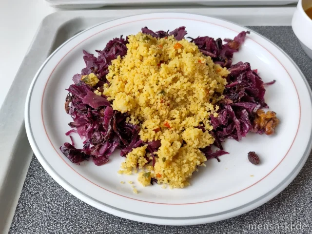 Blech Rotkohl mit Walnüssen, Datteln & Rosinen auf Kräuter-Couscous (2,Gl,Nu,Sl), dazu Salat