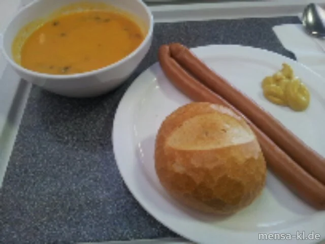 Kürbisrahmsuppe, dazu zwei Wiener Würstchen (S/R/2/3/4) und ein Bio-Weizenbrötchen