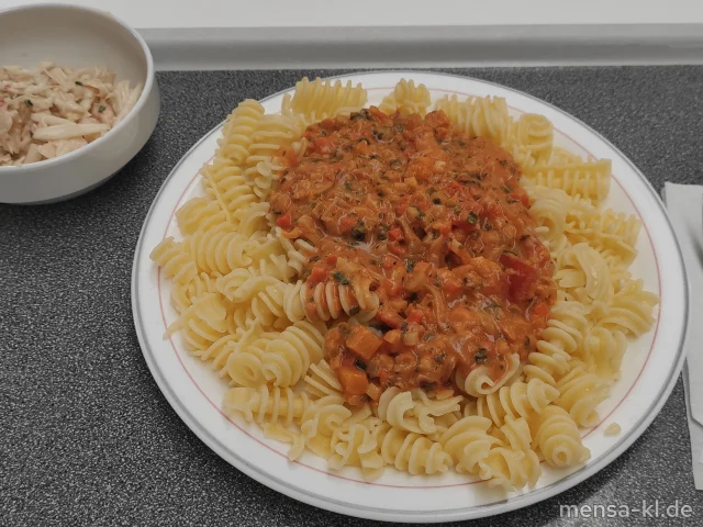 Pasta mit Tomaten, Zwiebeln, Sahne und Petersilie (Gl,Ei,La), dazu Chinakohl-Salat