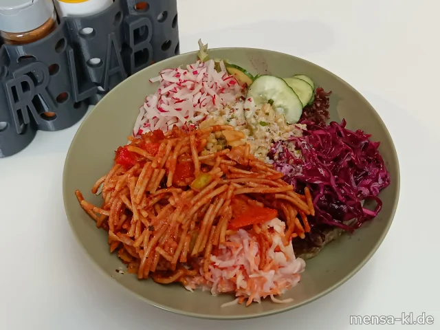 Bowl mit Blattsalat, Kraut, Möhren, Tomaten, Paprika, Gurkensalat (1,5,Gl,Nu,Sw,Sf), Spaghetti-Gemüse-Salat (1,Gl,So) und Bulgursalat (Gl,Nu,Sf,So), dazu ein Kräuterdressing (5,Gl,Nu,Sw,Sf)
