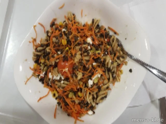 Prima Pasta: Vollkorn-Fusilli (Gl,V) mit roten Linsen, Kirschtomaten, Feta (1,5,La,Sw,V) und Kürbiskerncrunch (V)
