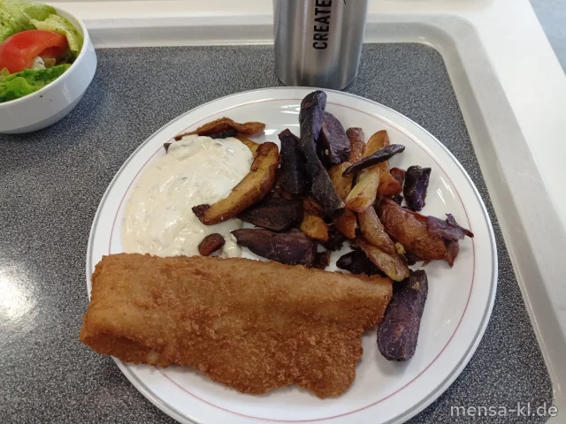 Paniertes Seelachsfilet (Fi,Gl) mit Joghurt-Remouladen-Dip (1,9,Gl,Ei,La,Sf), Pommes-Chips und Salat