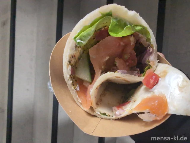 Lachs-Wrap mit Zitronen-Kräuter-Joghurt, Gurkenwürfel, Tomaten und Salat (Fi,Gl,La)