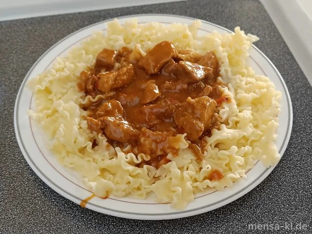 Schweinegulasch in Paprikasoße (S) mit Eiernudeln (1,Gl,Ei) und Salat