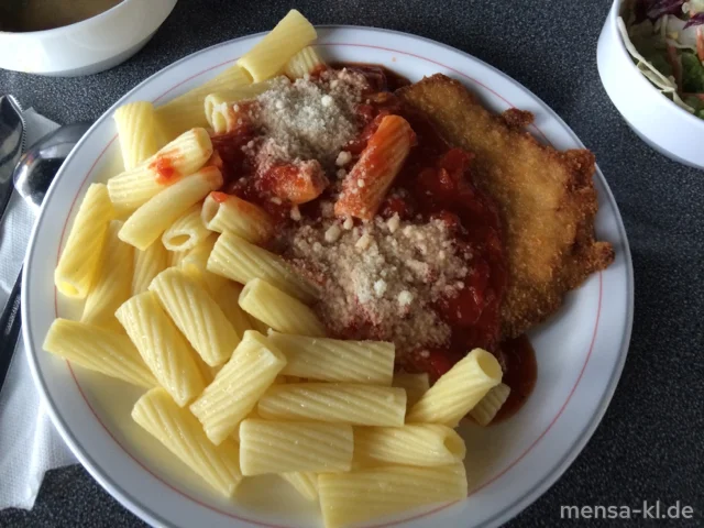 Paniertes Schweineschnitzel "Mailänder-Art" (Gl,S) mit Tomatensoße (9), Rigatoni (1,Gl,Ei), Grana Padano (2,Ei,La) und Salat