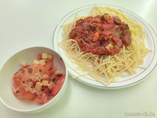 Spaghetti (1,Gl) mit mediterranem Gemüse, Peperoni und Oliven (1,3), dazu Tomaten-Brot-Salat (Gl)