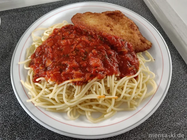 Hähnchenbrustfilet "Piccata Art" mit Parmesan-Panade (Gl,La,G), dazu Spaghetti (1,Gl) mit Tomatensugo (1,5,Gl,Sw,Sf) und Salat