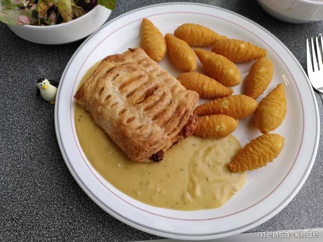 Hirtenkäse im Blätterteig mit Ratatouillefüllung (Gl,Ei,La) an Sauce Béarnaise (1,Ei,La,Sf), dazu Zapfenkroketten (Ei,La) und Blattsalat mit Wildkräutern