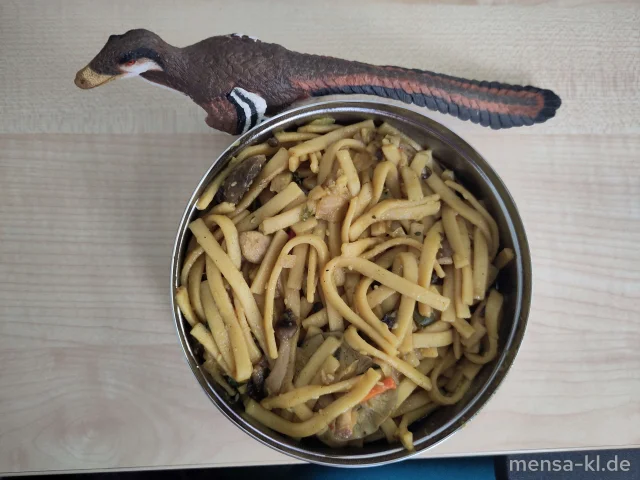 Tagliolini Asia Style mit Shiitake, Buchenpilze, Pak Choi, Teriyakisoße und Sesam (1,5,Gl,Sw,Se,So), dazu Salat