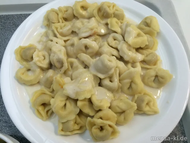 Tortellini "alla panna" mit Rindfleischfüllung (Gl,R) in Sahnesoße (Gl,La) und einem kleinen italienischen Salat (Ei,La)
