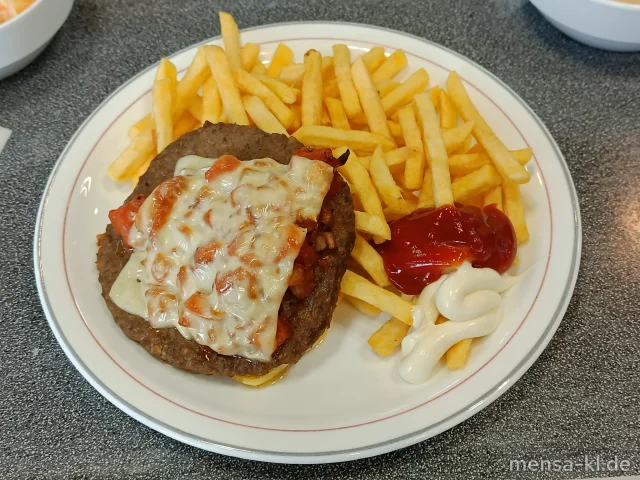 Rinderhacksteak mit Tomaten, Zwiebeln und Käse überbacken (La,Sf,R), Pommes frites und Salat