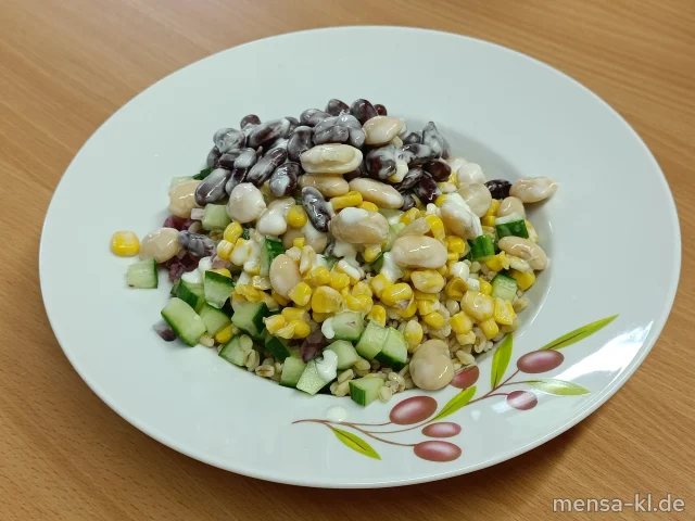 Zartweizen-Salat mit Bohnen, Mais, Salatgurken und Eisbergsalat (3,Gl), dazu Kräuterdressing (1,5,Gl,Nu,Sw,Sf)