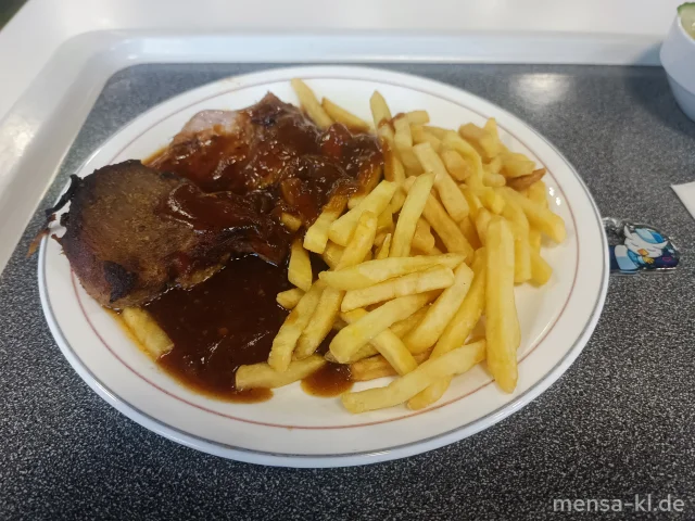 Winzerknorze (5,Sw,Sl,Sf,A,S) mit Schmorzwiebel-Biersoße (5,Sw,A) und Pommes frites, dazu einen Beilagensalat nach Wahl