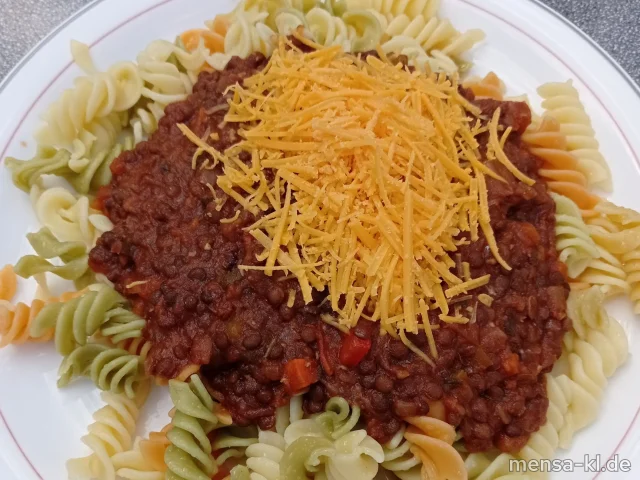 Fusilli (Gl) mit Linsenbolognese (1,5,Sw),veganem Cheddar (1) und Salat (1,5,La,Sw,Sl)