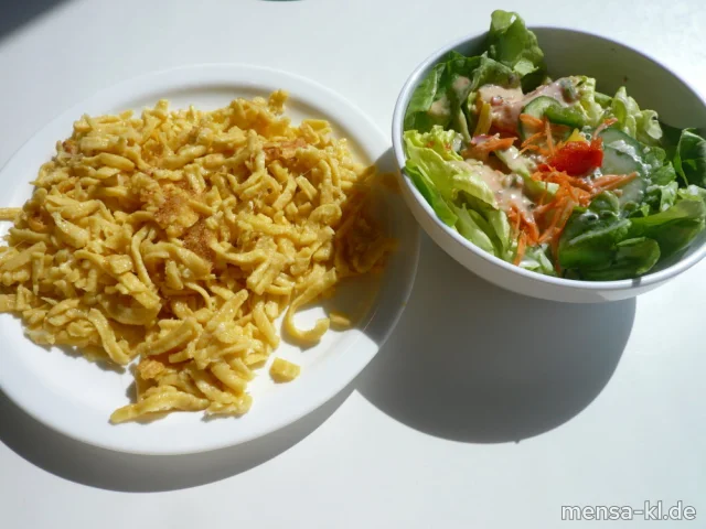 Frische Käsespätzle (1,2,Gl,Ei,La,V) - auf Wunsch mit Butterschmelze - (1,Gl,La,V), dazu eine große Salatterrine und Dressing nach Wahl (V)