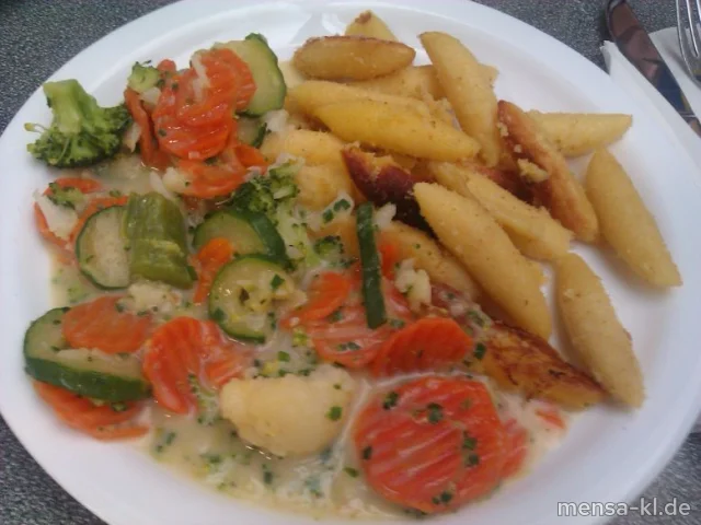 Schupfnudel-Gemüsepfanne (V) mit Paprika, Broccoli und Karotten, dazu Salat